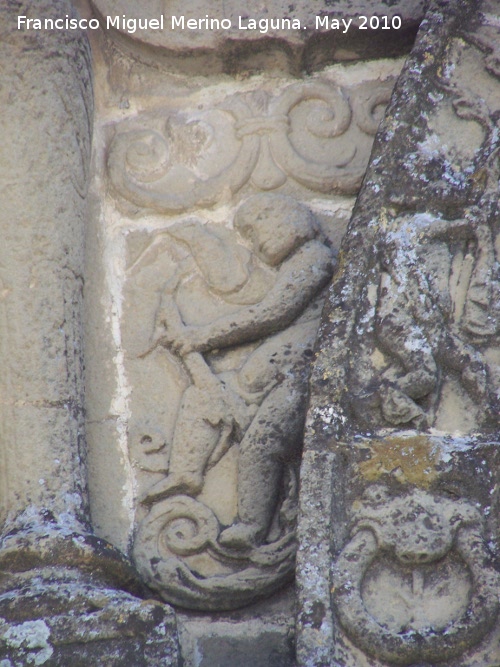 Casa de Las Torres - Casa de Las Torres. Figura izquierda del frontis semicircular