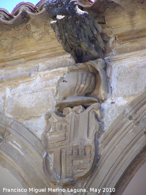 Casa de Las Torres - Casa de Las Torres. Grgola y escudo central de los Dvalos del lado Este del patio