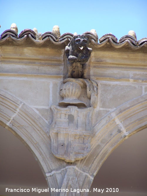 Casa de Las Torres - Casa de Las Torres. Grgola y escudo central de los Dvalos del lado Oeste del patio
