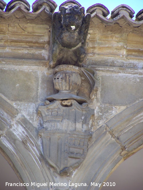 Casa de Las Torres - Casa de Las Torres. Grgola y escudo central izquierda de los Dvalos del lado Sur del patio