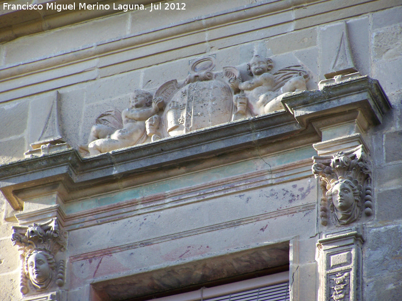 Palacio del Marqus de Mancera - Palacio del Marqus de Mancera. Relieves sobre la ventana lateral superior de la torre