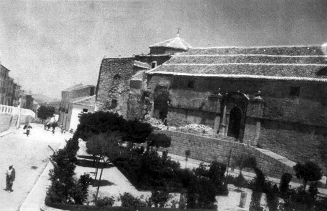 Torren de la Iglesia - Torren de la Iglesia. Torren rabe y restos de lienzo de la muralla adosado a la iglesia. Foto de principios del siglo XX