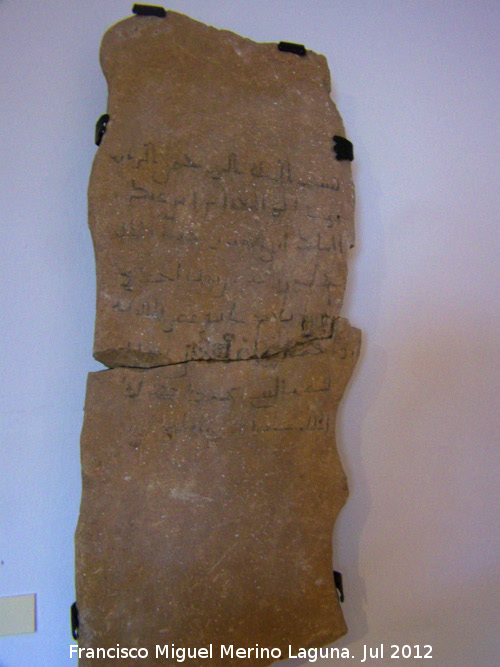 Muralla de beda - Muralla de beda. Estela funeraria musulmana del 972. Museo Arqueolgico de beda