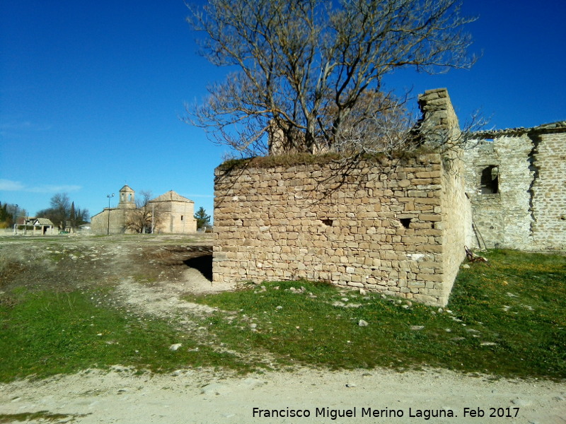 Casa solariega de San Bartolom - Casa solariega de San Bartolom. Al fondo la Iglesia de San Bartolom
