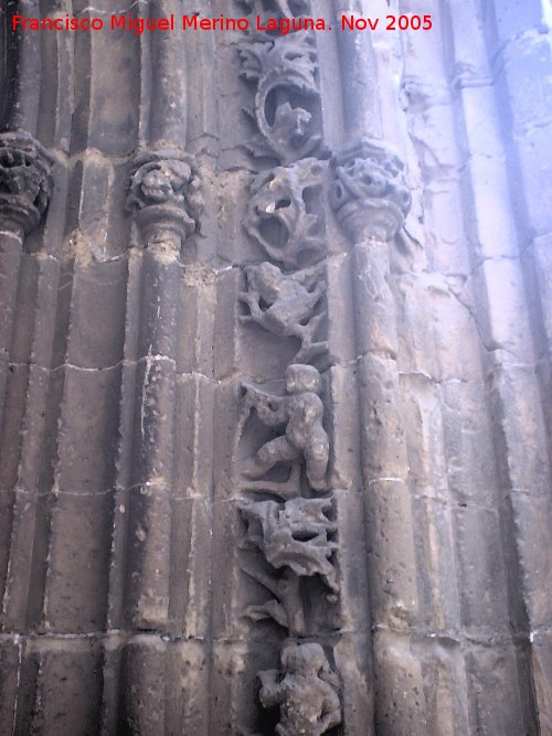 Iglesia de San Isidoro - Iglesia de San Isidoro. Detalle de la portada izquierda