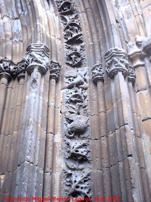 Iglesia de San Isidoro - Iglesia de San Isidoro. Detalle de la portada derecha