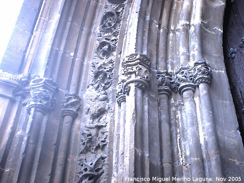 Iglesia de San Isidoro - Iglesia de San Isidoro. Detalle de la portada derecha