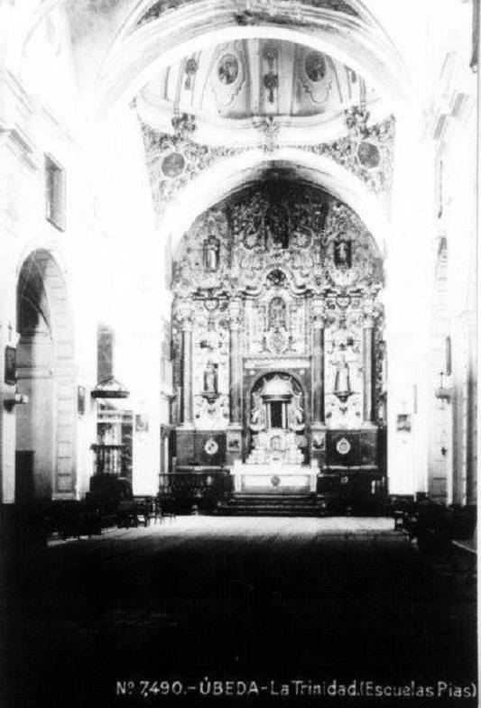 Iglesia y Convento de la Santsima Trinidad - Iglesia y Convento de la Santsima Trinidad. Desaparecido Retablo Mayor. Ao 1910. Foto Emilio Talavera