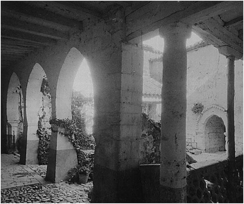 Crcel del Obispo - Crcel del Obispo. Foto antigua. Lamentablemente ya no existe hoy ese patio, se salv el arco que vemos en el fondo, integrado en otra casa.  Aos de 1970. Foto de Jos Luis Latorre