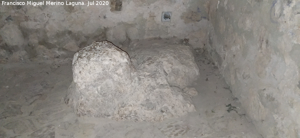 Castillo de Zahara de la Sierra - Castillo de Zahara de la Sierra. Roca en el interior de la Torre del Homenaje