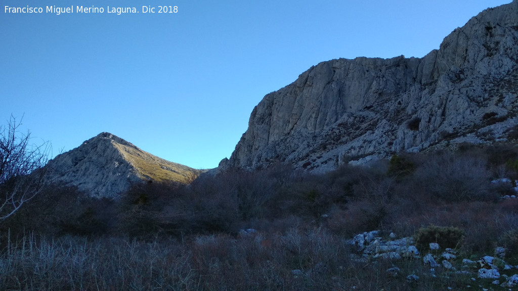 Mgina - Mgina. Paredes de la ladera norte. Desde el Cordel de la Fuente del Espino