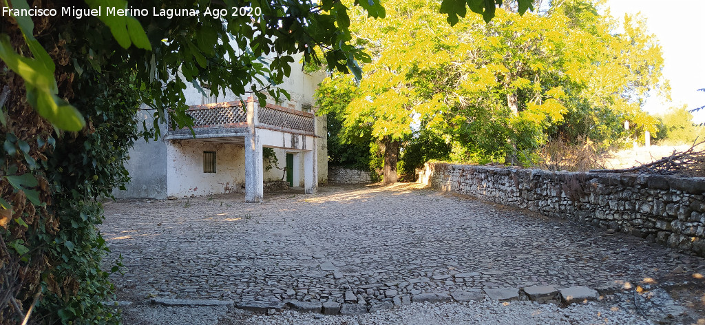 Cortijo de Perovela - Cortijo de Perovela. Patn empedrado