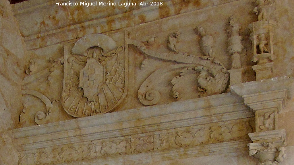 Convento de San Esteban. Claustro - Convento de San Esteban. Claustro. Escudo de la entrada al coro