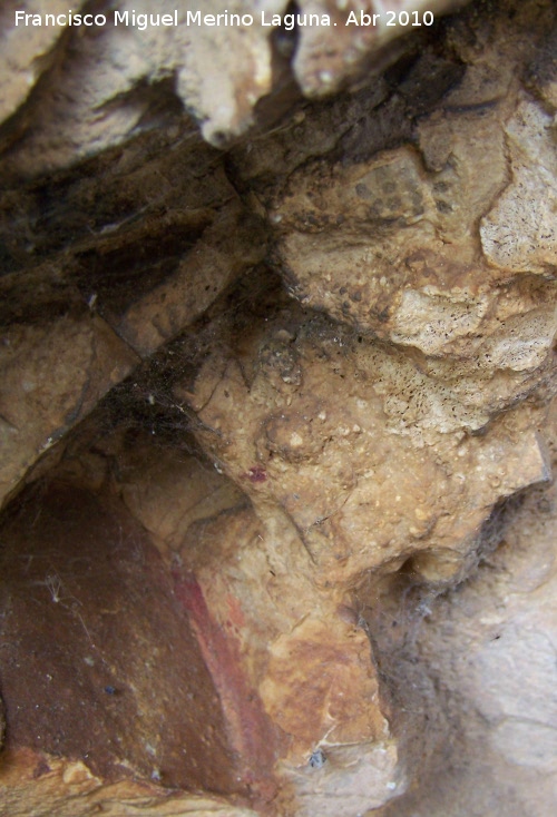 Pinturas rupestres de la Cueva de los Herreros Grupo VIII - Pinturas rupestres de la Cueva de los Herreros Grupo VIII. Arco con doble flecha y alineaciones de puntos negros, y abajo la barra vertical roja