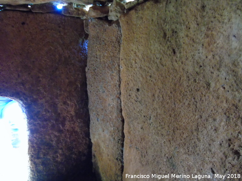Dolmen de los Arcos - Dolmen de los Arcos. Petroglifo y junta de los ortostatos