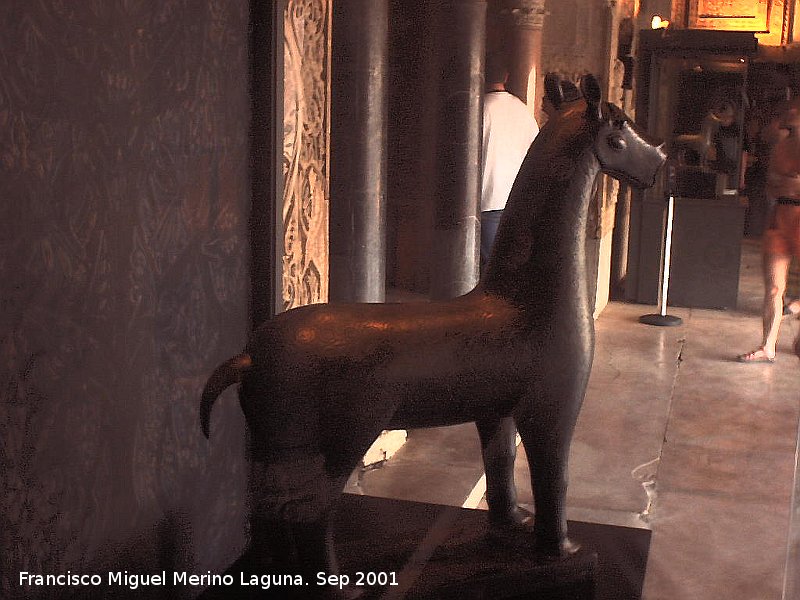 Medina Azahara - Medina Azahara. Ciervo de la fuente en bronce y totalmente tallado