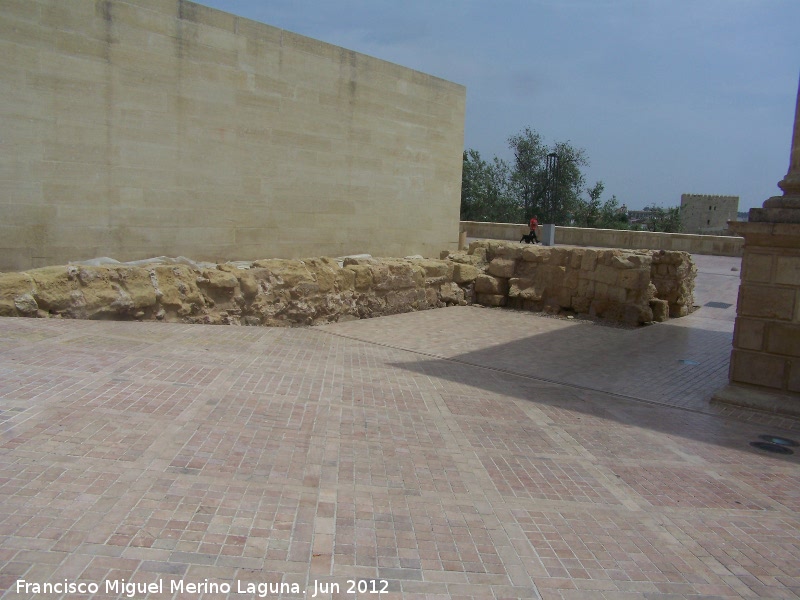 Murallas de Crdoba - Murallas de Crdoba. Muralla romana junto a la Puerta del Puente