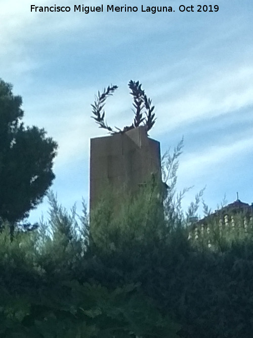 Monumento al Alfrez Rojas - Monumento al Alfrez Rojas. Corona de laurel