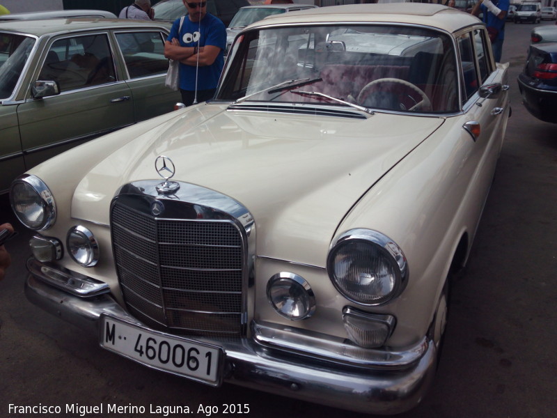 Mercedes-Benz 200 - Mercedes-Benz 200. Navas de San Juan