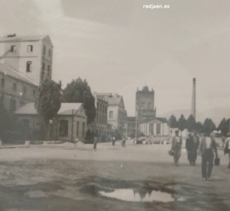 Azucarera-Alcoholera de San Isidro - Azucarera-Alcoholera de San Isidro. Foto 1940 de Moral Vlchez. Saliendo los trabajadores. Coleccin Miguel Gimnez Yanguas