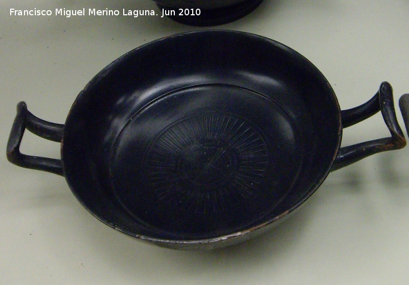 Castellones de Ceal - Castellones de Ceal. Kylix griego de barniz negro siglo III a.C. Museo Provincial