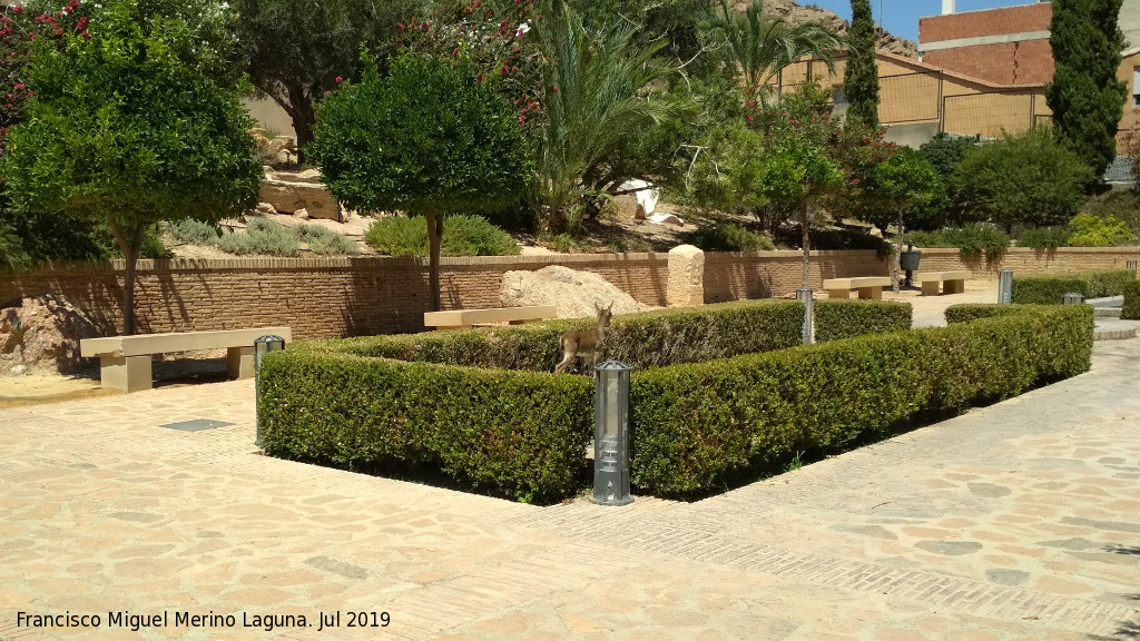 Jardn de los Baos - Jardn de los Baos. Con una cabra montesa en el interior del jardn