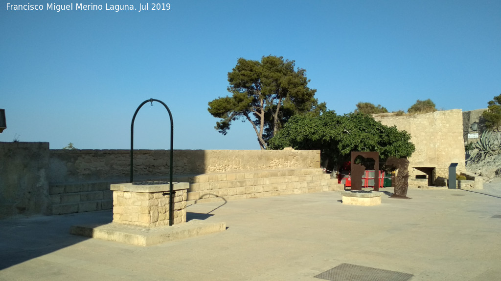 Castillo de Santa Brbara. Plaza de Armas - Castillo de Santa Brbara. Plaza de Armas. Pozo del aljibe