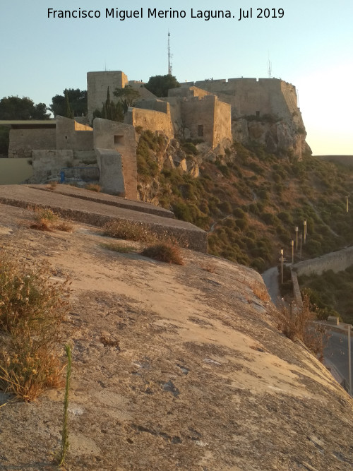 Castillo de Santa Brbara. Baluarte del Rey - Castillo de Santa Brbara. Baluarte del Rey. Vistas del castillo desde el puesto de tiro