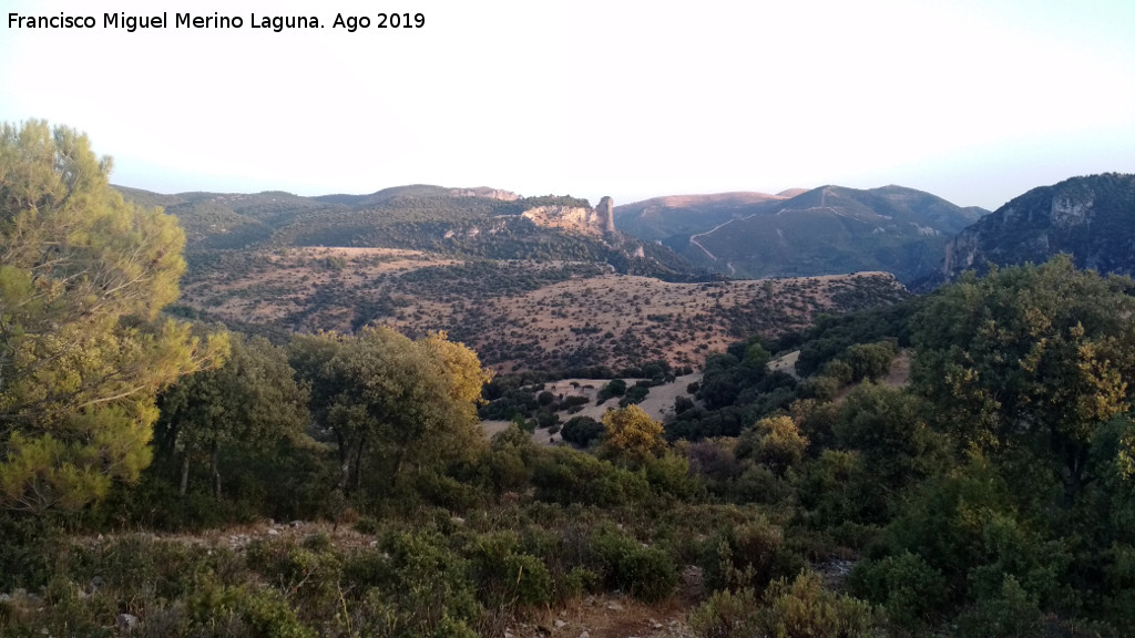 Los Cortijuelos - Los Cortijuelos. Desde Las Pilas con la Piedra del Palo al fondo