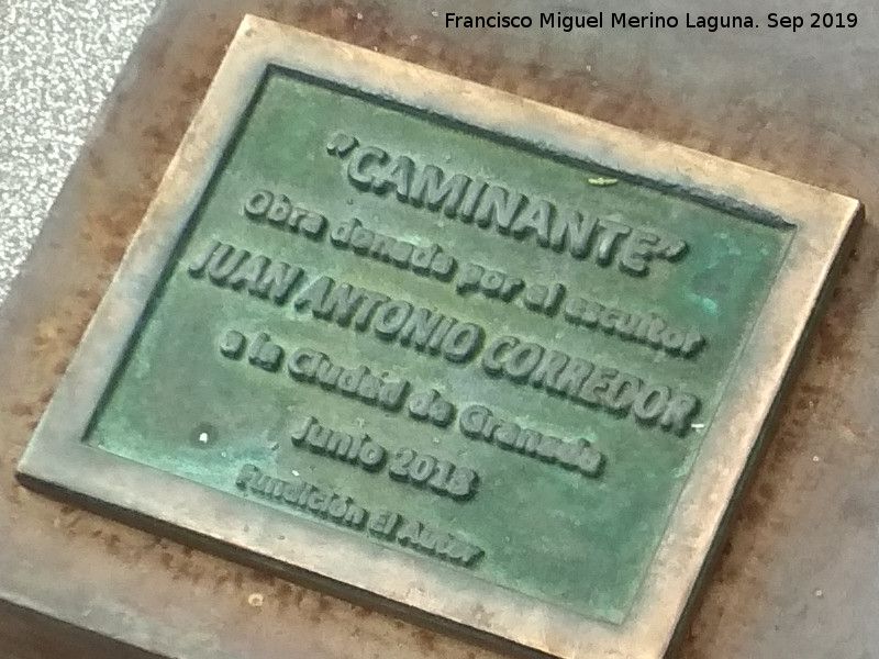 Estatua Caminante - Estatua Caminante. Placa
