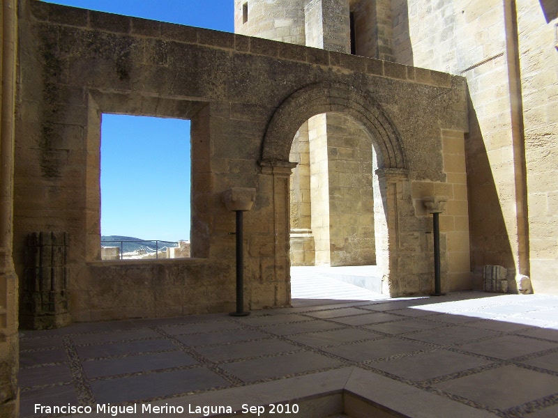 La Mota. Capilla del Den - La Mota. Capilla del Den. Portada y muro que cierran el espacio entre la Iglesia Mayor Abacial y la Capilla del Den