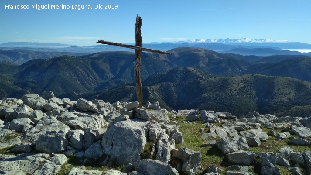 Cruz de los Morales - Cruz de los Morales. Con Sierra Nevada al fondo