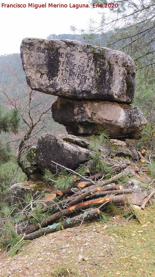 Hito de la Cuesta de Juan Domingo - Hito de la Cuesta de Juan Domingo. Cara norte