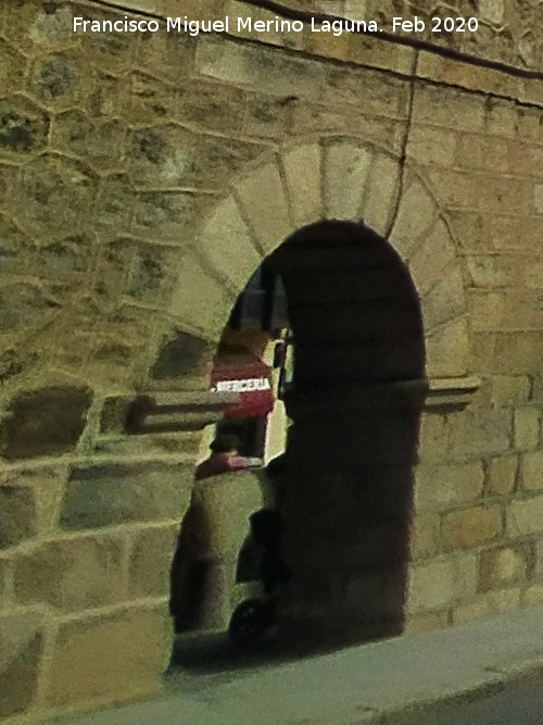 Ayuntamiento de El Barraco - Ayuntamiento de El Barraco. Arco por el que se ve la parte trasera de el verraco