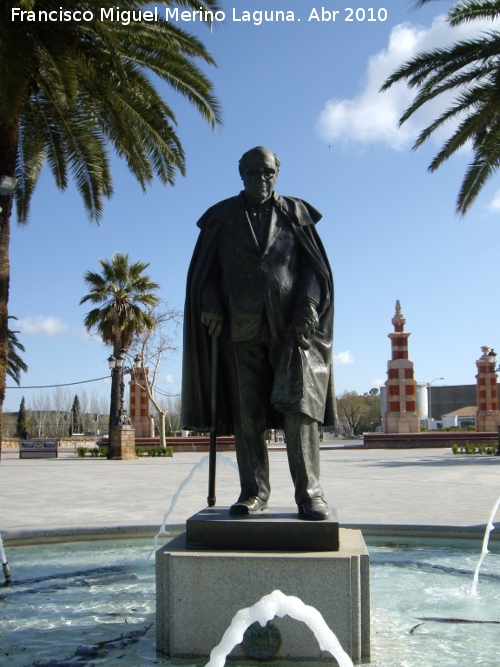 Andr�s Segovia - Andr�s Segovia. Monumento en Linares