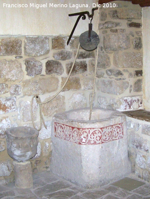 Sinagoga del Agua - Sinagoga del Agua. Pozo esquinero con cenefa en rojo que se repite en la policrmia del techo