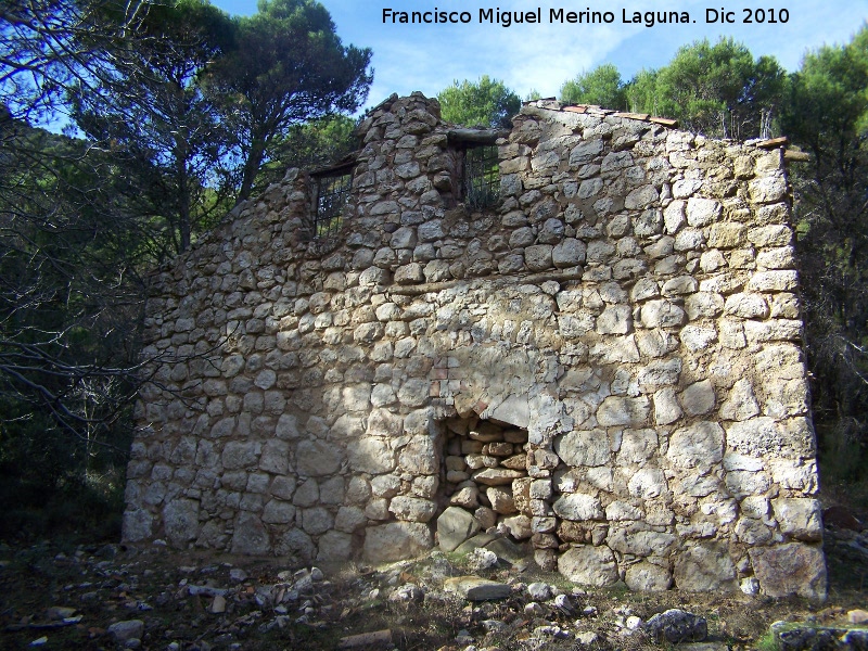 Casa forestal de la Hoya del Cao - Casa forestal de la Hoya del Cao. Lateral izquierdo con restos del horno