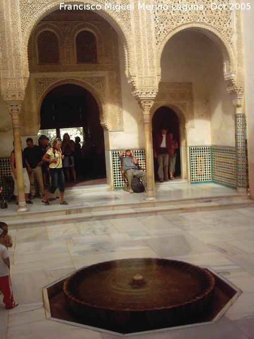 Alhambra. Patio del Mexuar - Alhambra. Patio del Mexuar. Fuente y Cuarto Dorado