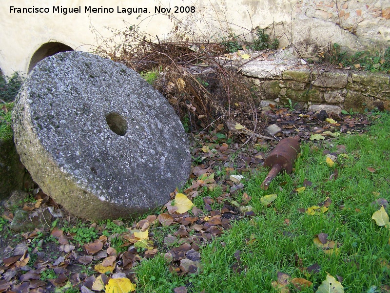 Molino del Carmen - Molino del Carmen. Piedra de molino junto a piezas de la maquinaria