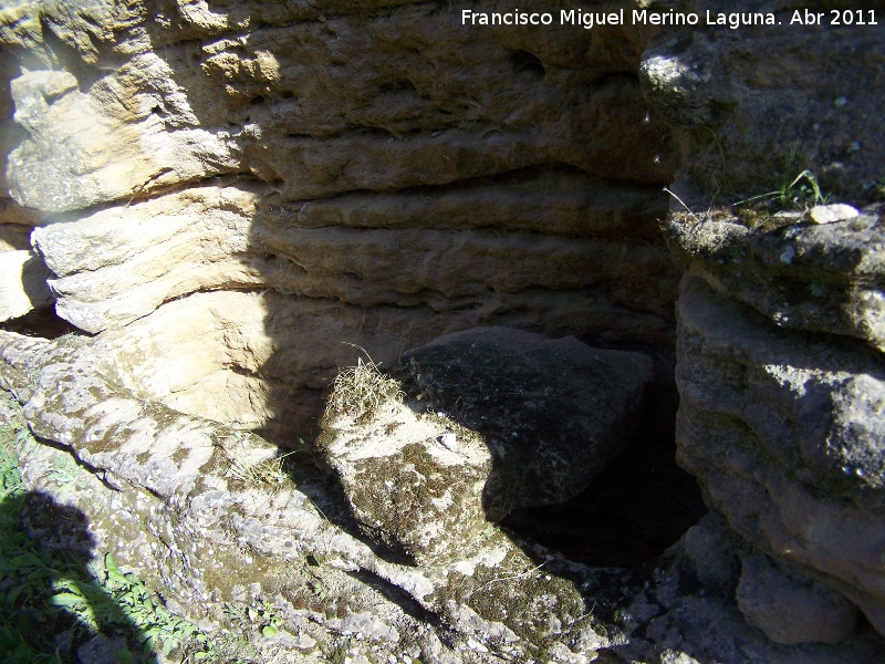 Necrpolis de Las Cuevas - Necrpolis de Las Cuevas. Tumba externa con laja de piedra