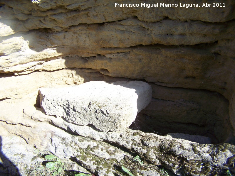 Necrpolis de Las Cuevas - Necrpolis de Las Cuevas. Tumba externa con laja de piedra