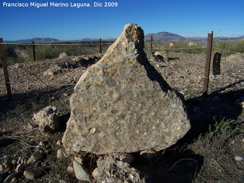 Dolmen 240 - Dolmen 240. Ortostato fuera de su lugar