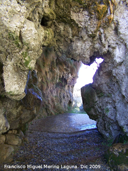 Balneario de Alicn de las Torres - Balneario de Alicn de las Torres. Paso a travs del Acueducto del Toril