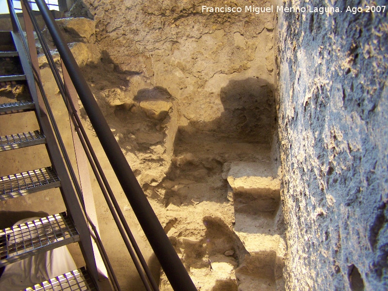 Castillo de Lorca. Aljibe Pequeo - Castillo de Lorca. Aljibe Pequeo. Escaleras