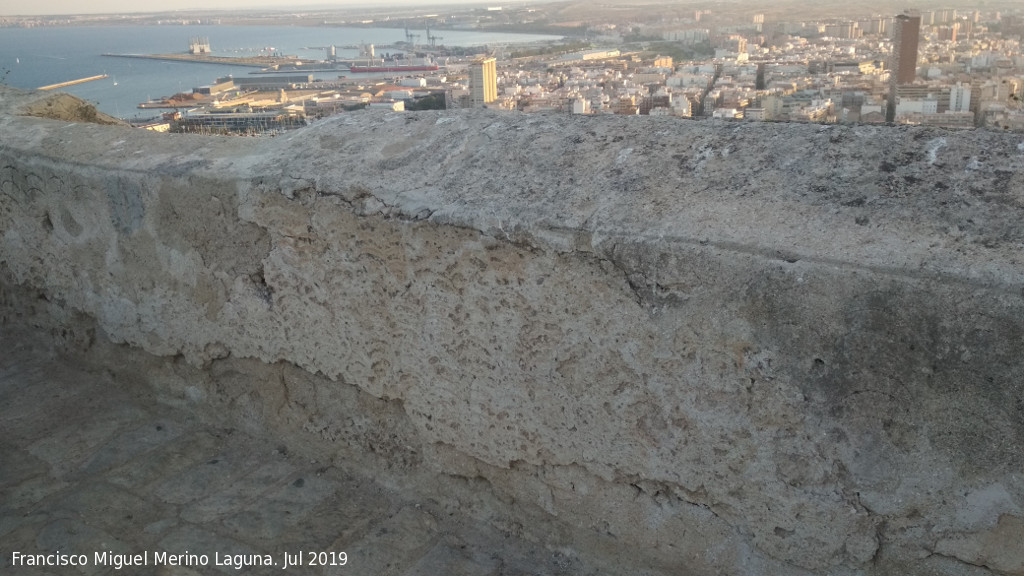 Castillo de Santa Brbara - Castillo de Santa Brbara. Dibujos en los parapetos del segundo recinto