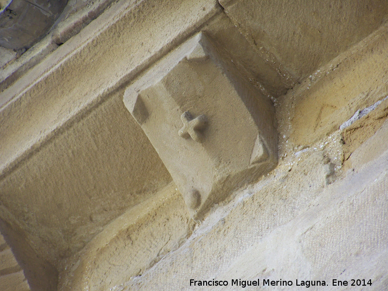 Canecillos - Canecillos. Iglesia de la Santa Cruz - Baeza