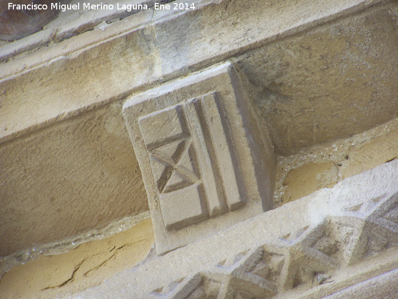 Canecillos - Canecillos. Iglesia de la Santa Cruz - Baeza