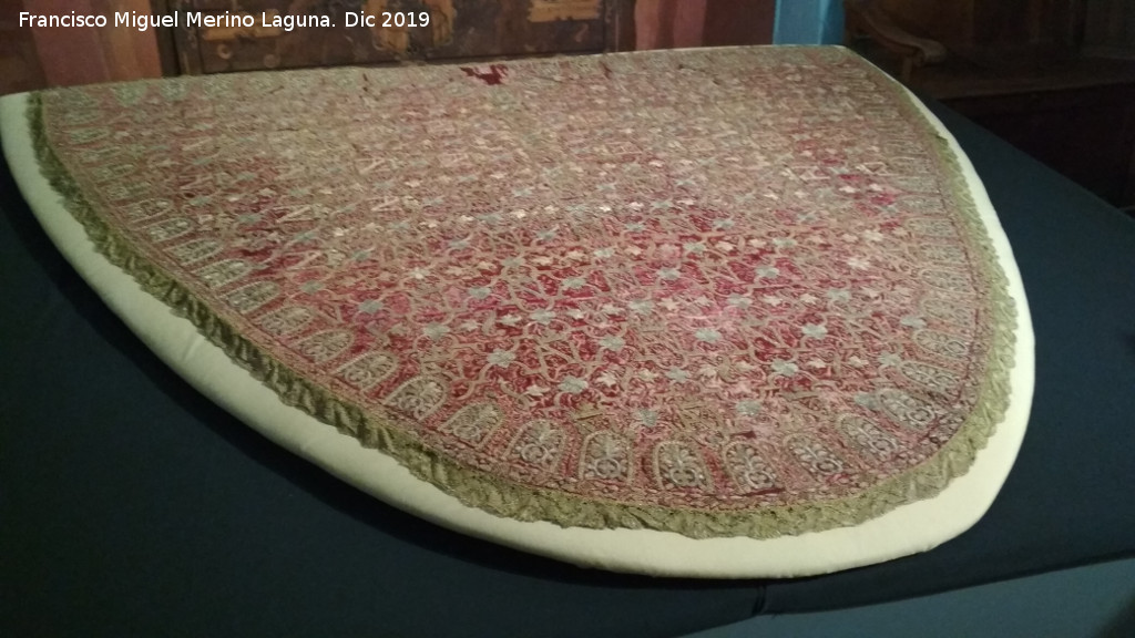 Iglesia de Santa Ana - Iglesia de Santa Ana. Manto de Nuestra Abuela Santa Ana. Siglo XVI