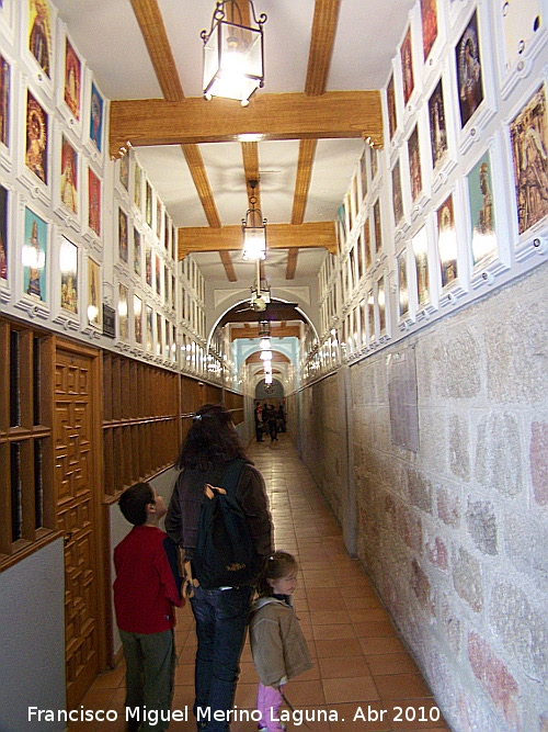 Santuario de la Virgen de la Cabeza - Santuario de la Virgen de la Cabeza. Pasillo de las Virgenes