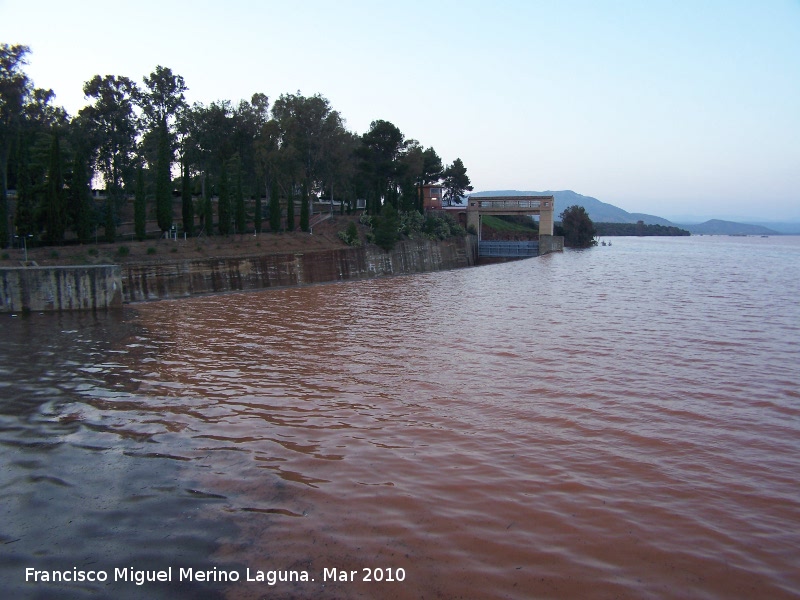 Pantano del Guadaln - Pantano del Guadaln. Compuerta de desage